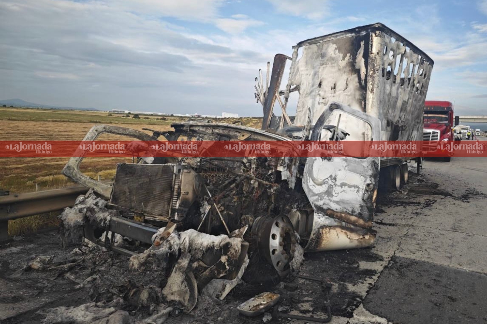 Camión tipo torton incendiado sobre el Arco Norte
