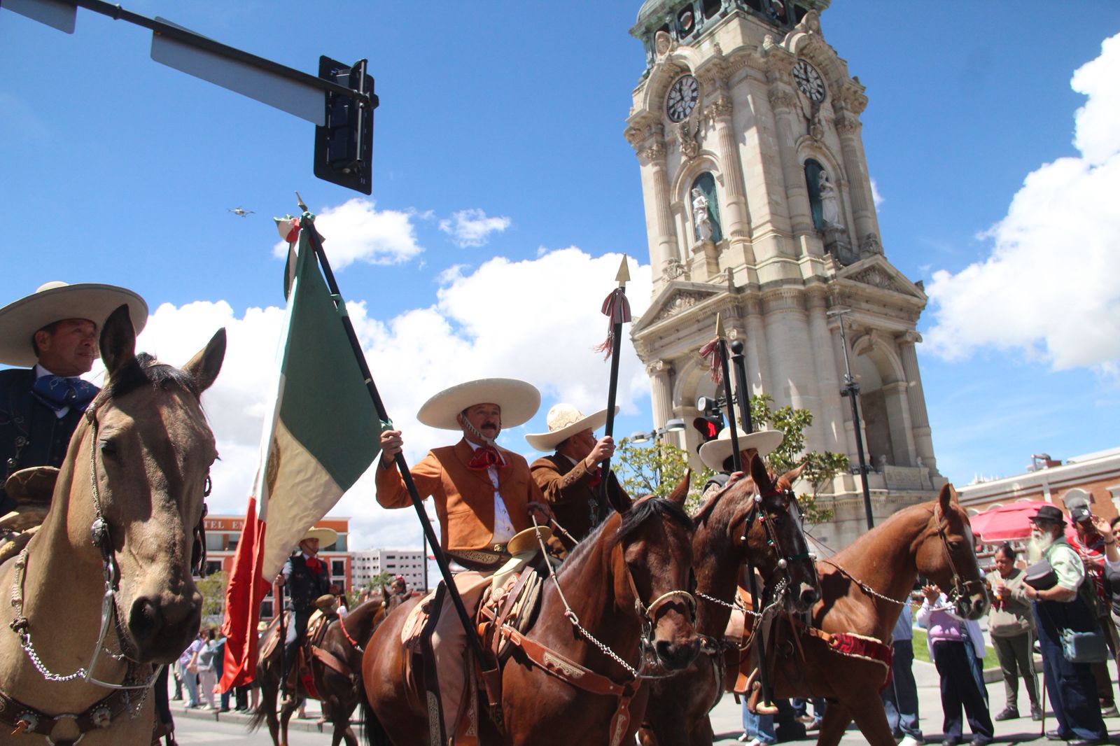 Pachuca celebra el Día Nacional del Charro con colorido desfile
