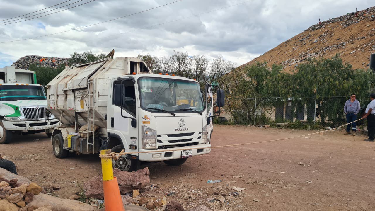 Camiones recolectores varados en el acceso al relleno sanitario de El Huixmí