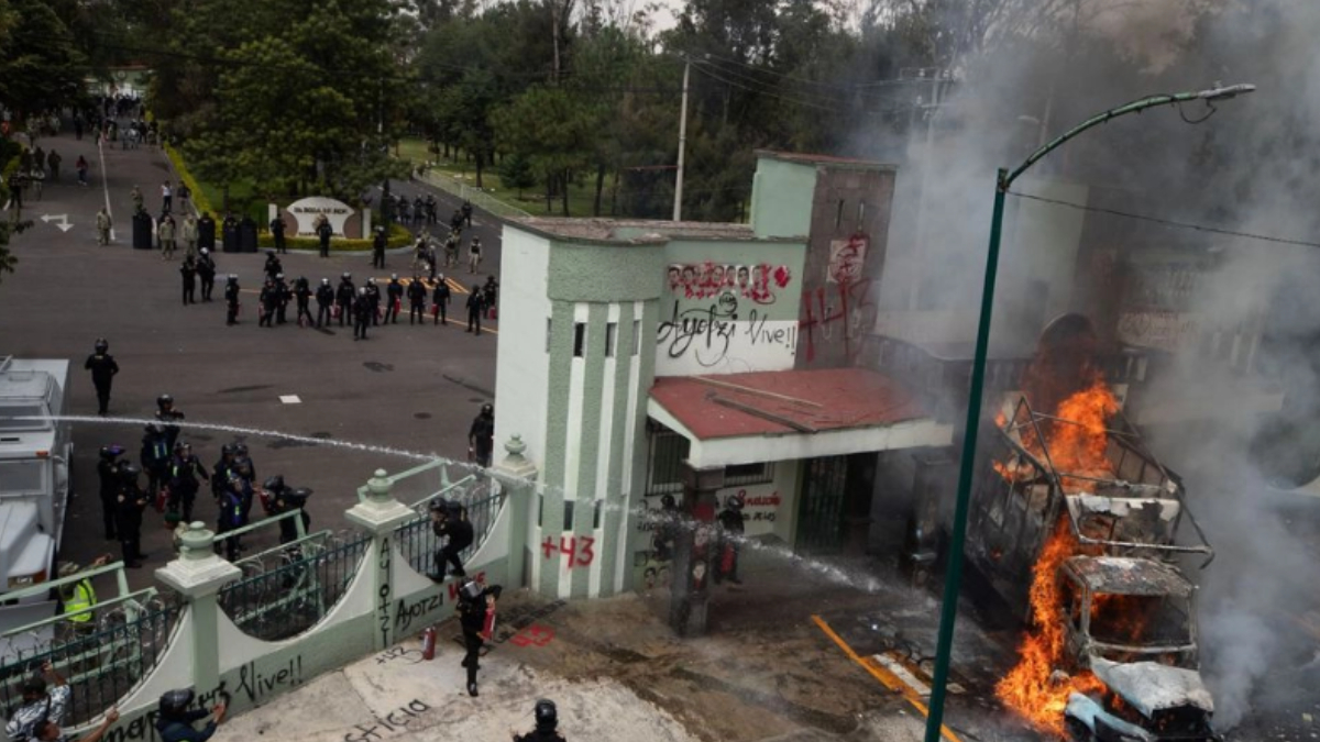 “No habrá represión”: Sheinbaum condena actos violentos en Campo Militar 1 y reitera compromiso con Ayotzinapa