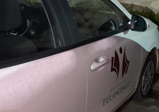 Funcionarios de Tulancingo, exhibidos por usar vehículo oficial para alcoholizarse en un bar