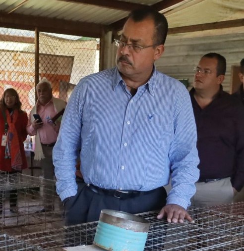 Funcionarios de Tulancingo, exhibidos por usar vehículo oficial para alcoholizarse en un bar