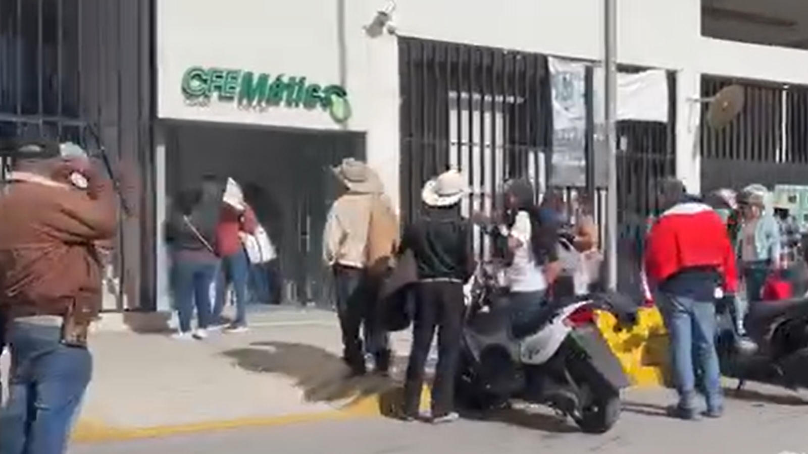 Habitantes de Alfajayucan e Ixmiquilpan protestan por mal servicio de CFE