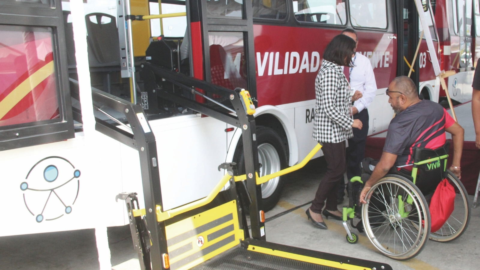 Hidalgo adquiere nuevos autobuses con elevador para traslados de personas con discapacidad