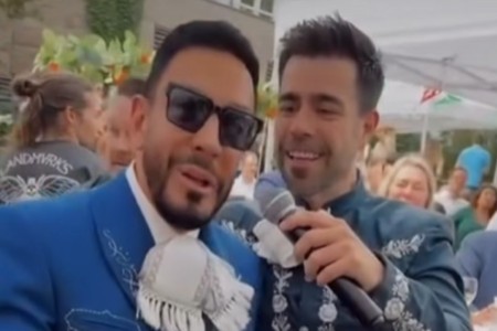 Omar Fayad sorprende vestido charro y cantando con mariachi