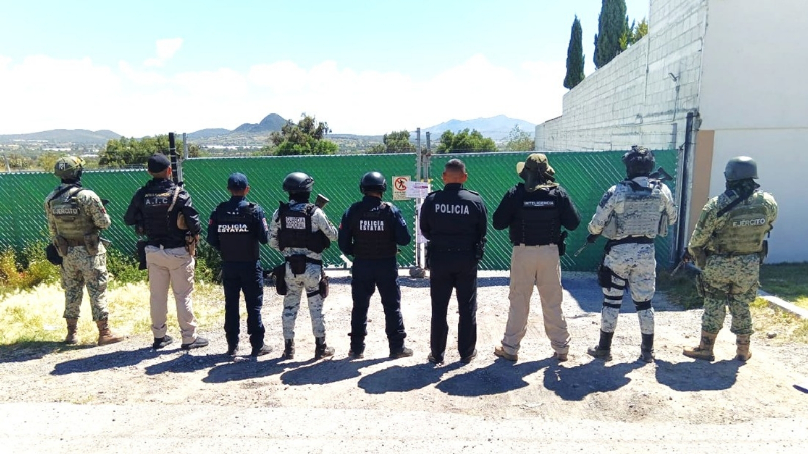 Recuperan tractocamiones y droga en cateo en Mineral de la Reforma