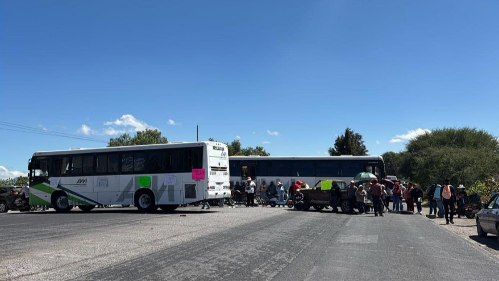 Padres cierran escuela y bloquean carretera en Francisco I. Madero; esto piden