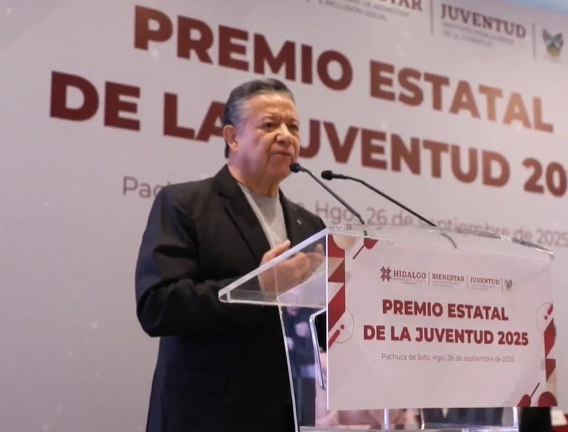 Julio Menchaca entrega el Premio Estatal de la Juventud 2025