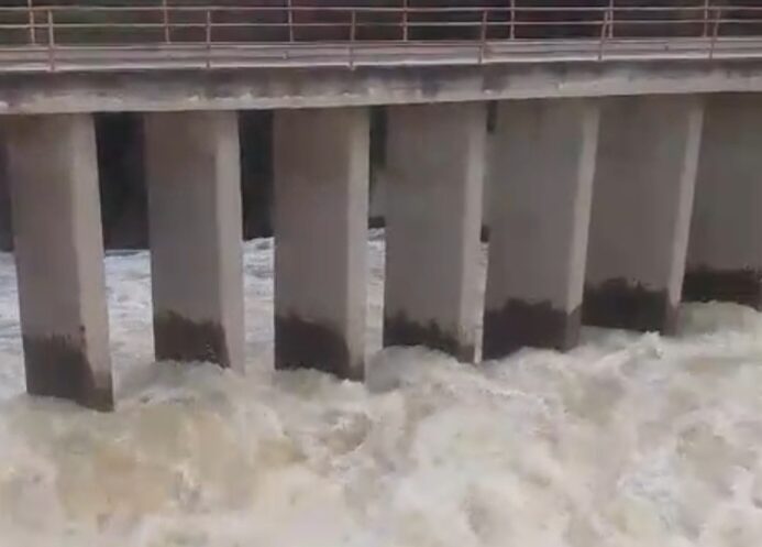 Desfogue de presa Zimapán alcanza los 426 metros por cúbicos por segundo