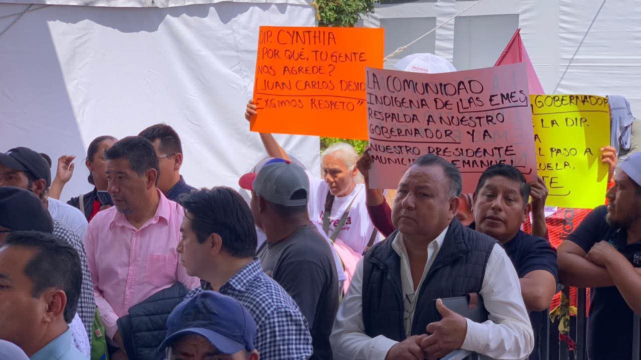 Protestan contra diputada durante informe de Julio Menchaca en Ixmiquilpan