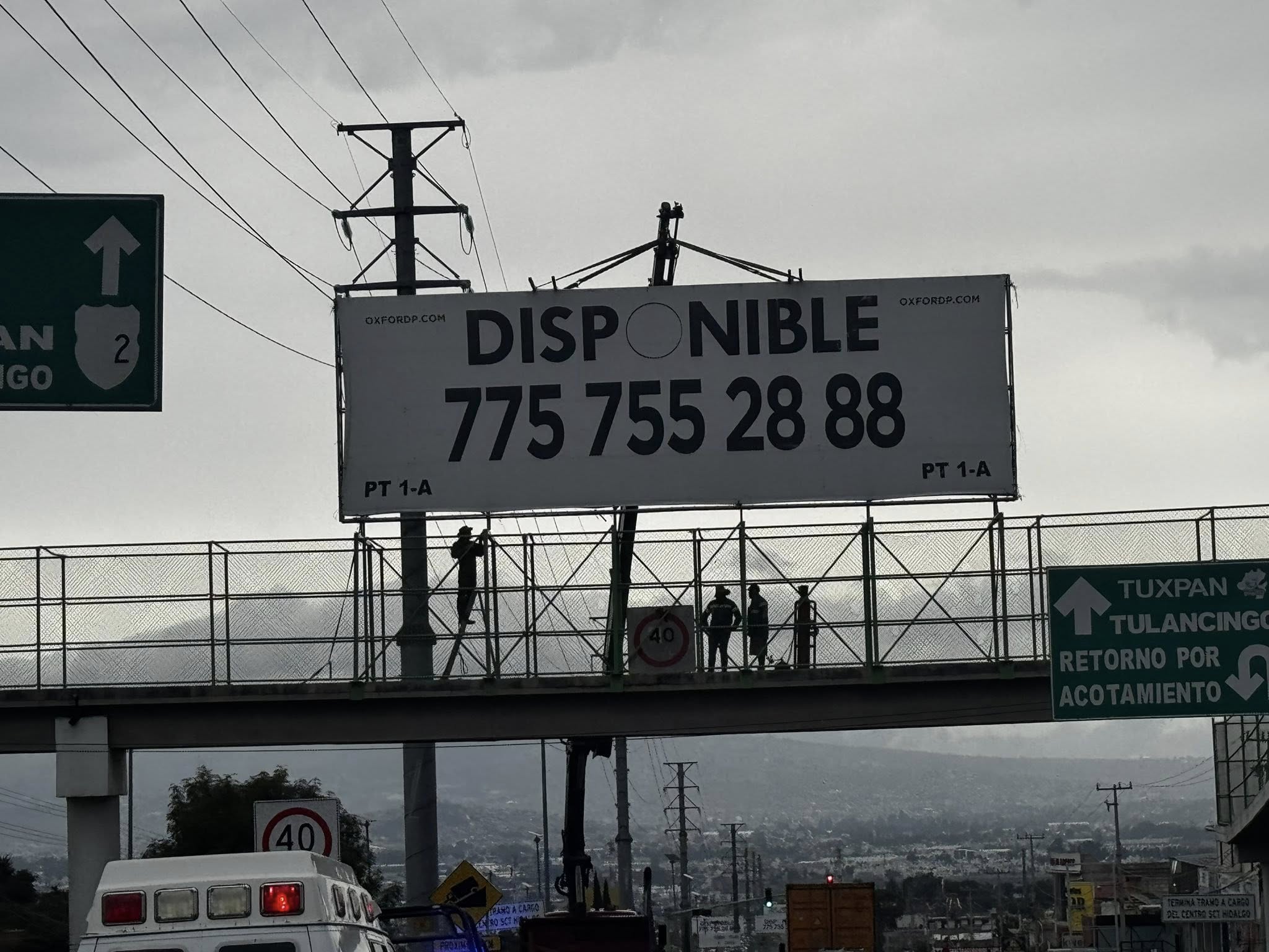 Tulancingo: Retiran publicidad ilegal en puentes peatonales tras cuatro meses de retraso