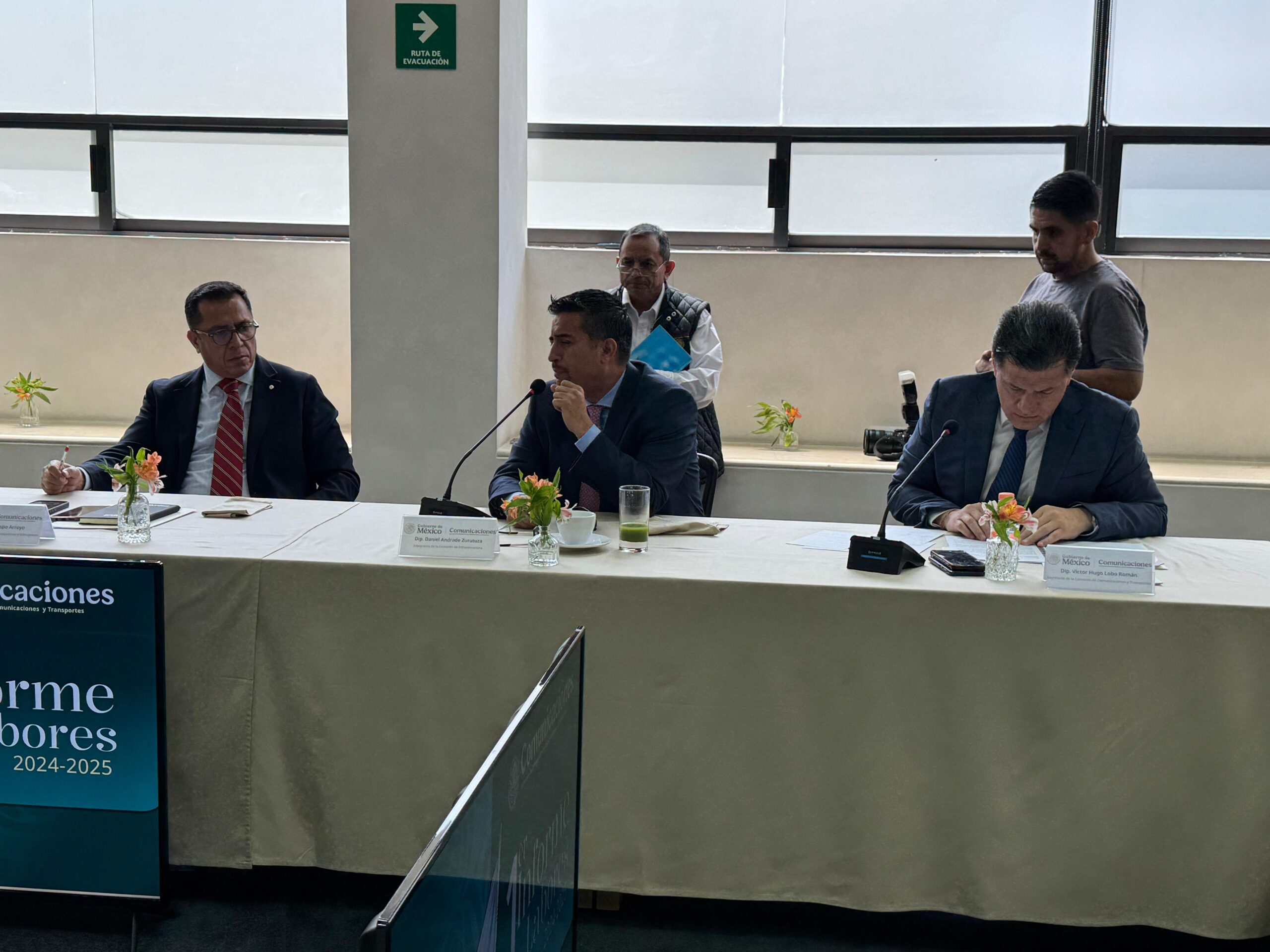 Ricardo Crespo pide reforzar seguridad en carreteras durante reunión con la Secretaría de Infraestructura, Comunicaciones y Transportes