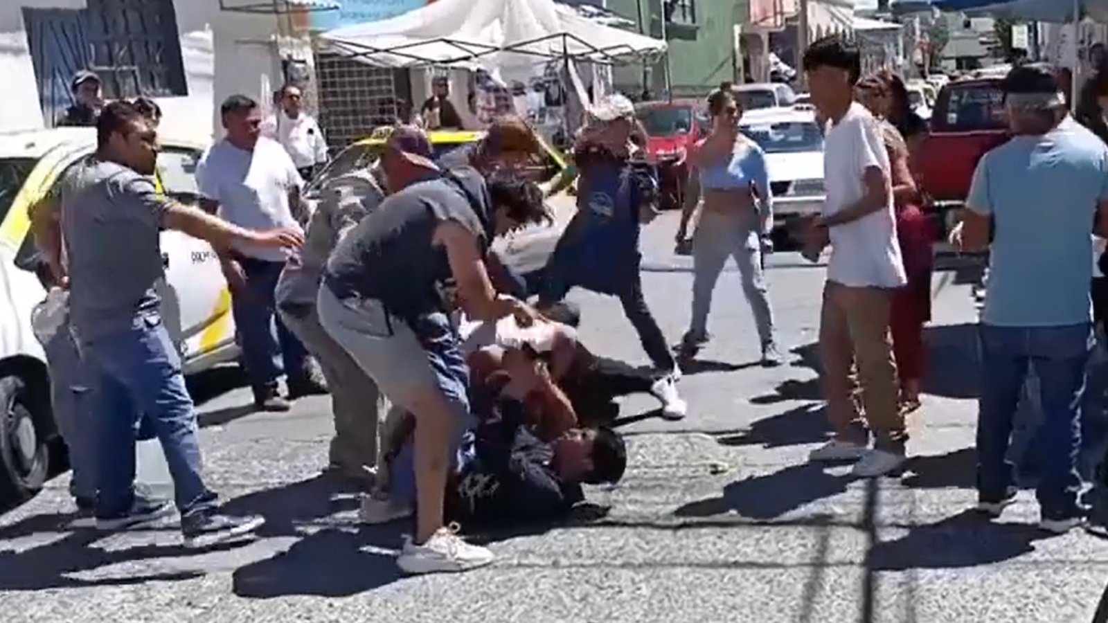 VIDEO | Riña entre comerciantes en tianguis de San Cayetano en Pachuca
