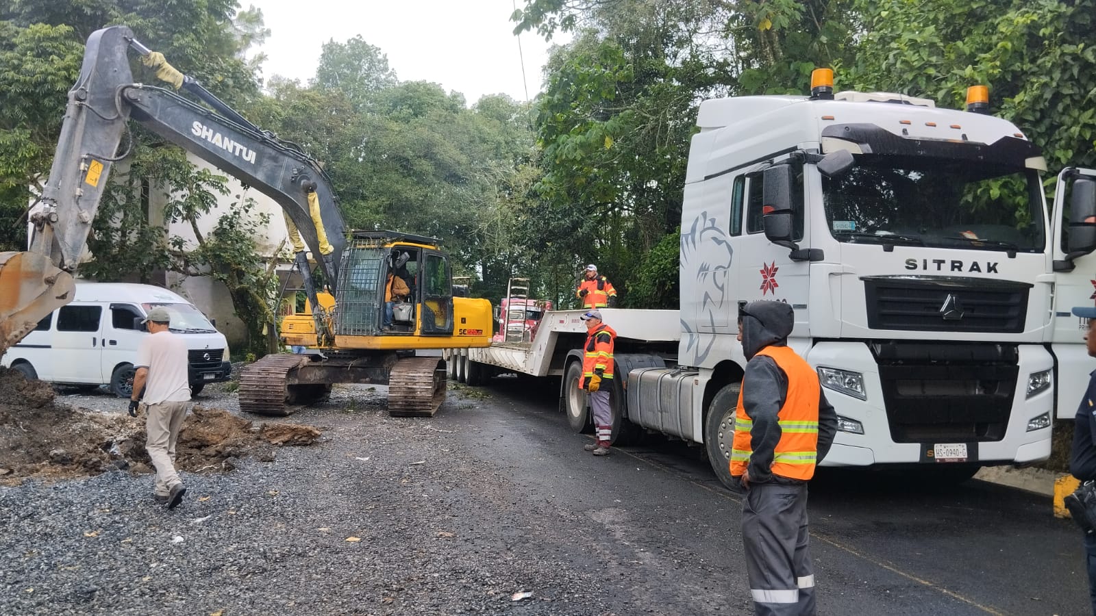 SIPDUS envía maquinaria para atender derrumbe en Chapulhuacán