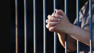 Hombre sentenciado a 50 años de prisión por robo de tractocamión