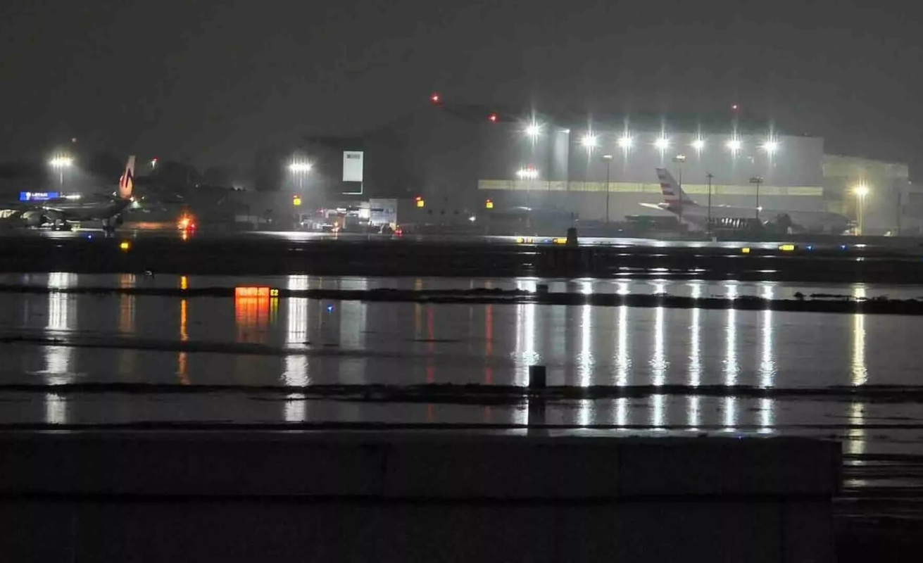 Rayo impacta torre de control del AICM y suspende operaciones temporalmente