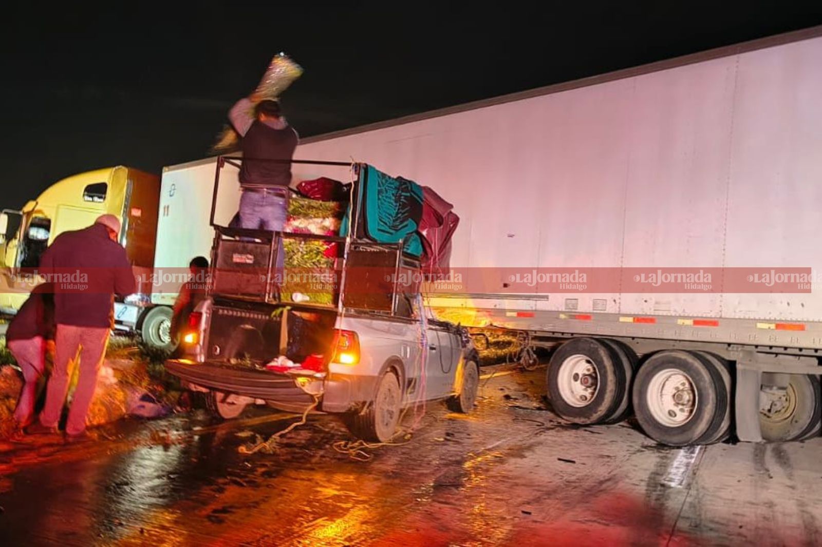 Tráiler pierde el control y provoca choque con camioneta en Arco Norte