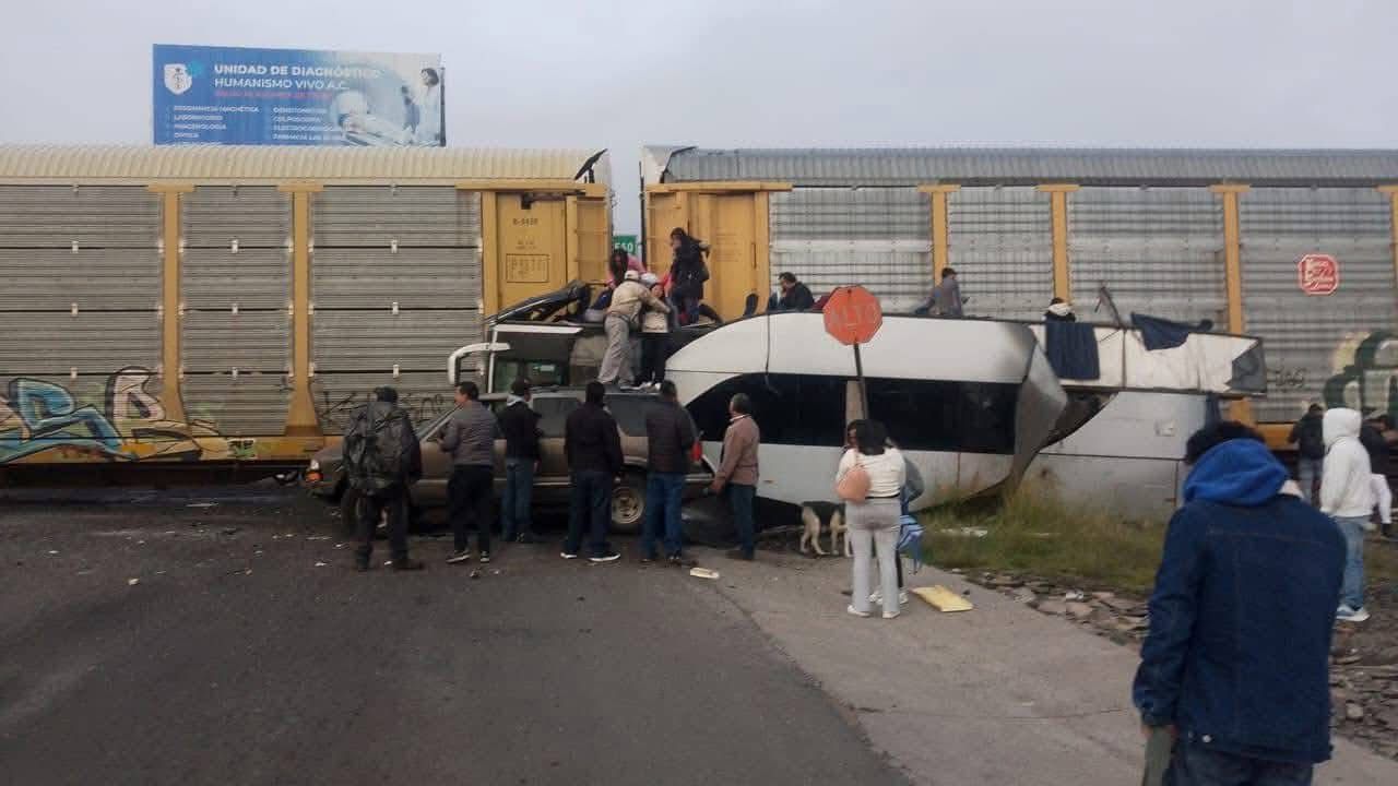 VIDEO | Tren impacta autobús en Atlacomulco; 9 muertos y 41 heridos