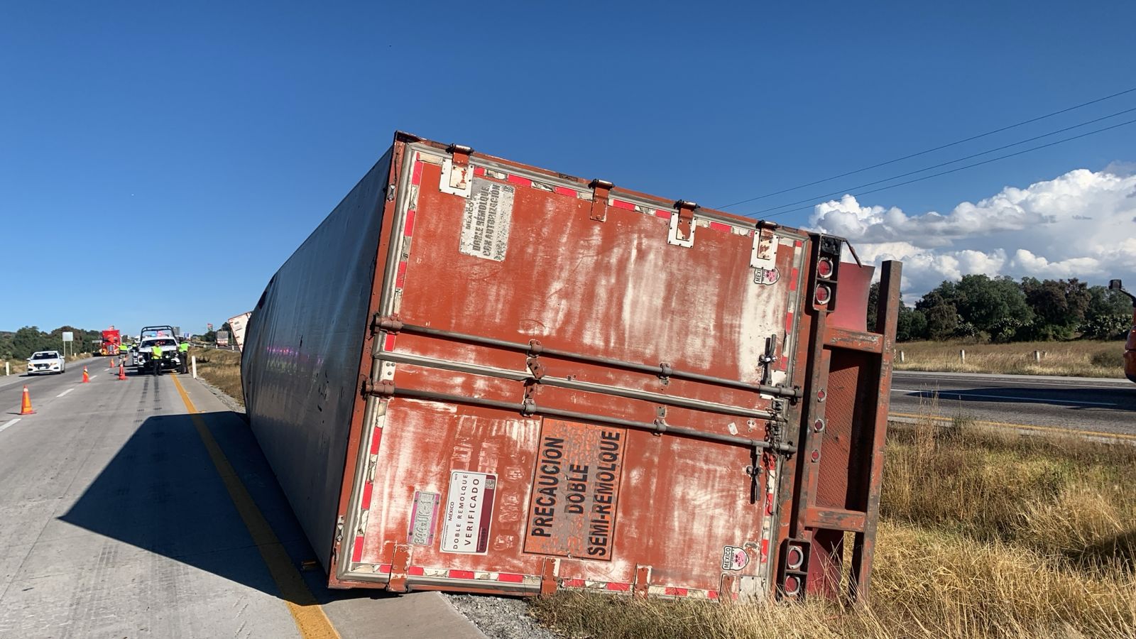 Volcadura de tráiler genera caos vial en el Arco Norte