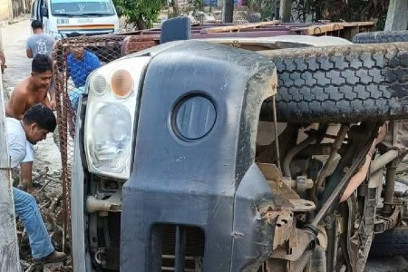 Volcadura de camioneta en Atlapexco deja dos personas lesionadas