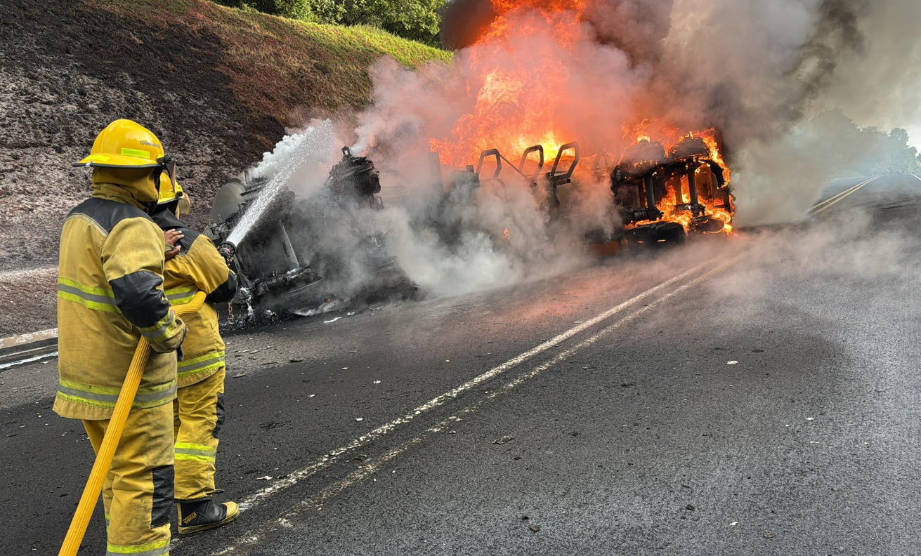 Autopista México-Tuxpan cerrada por volcadura e incendio de pipa