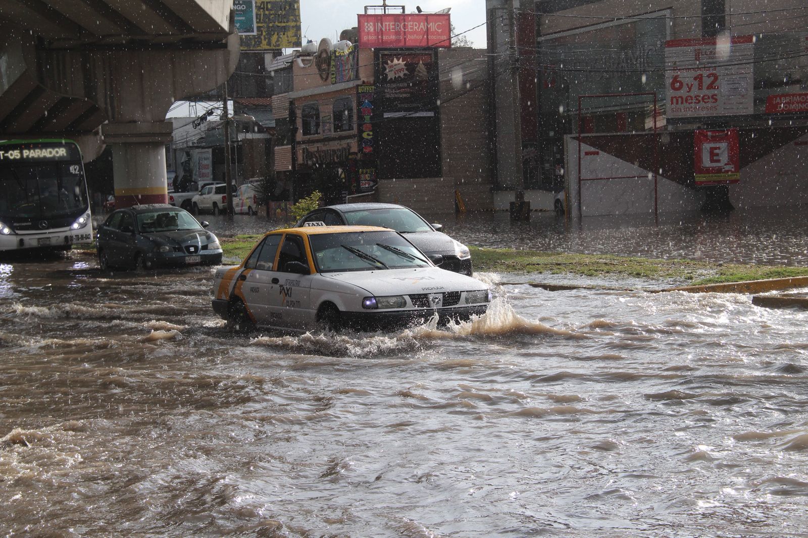 Colapsan calles y bulevares de Pachuca por intensas lluvias