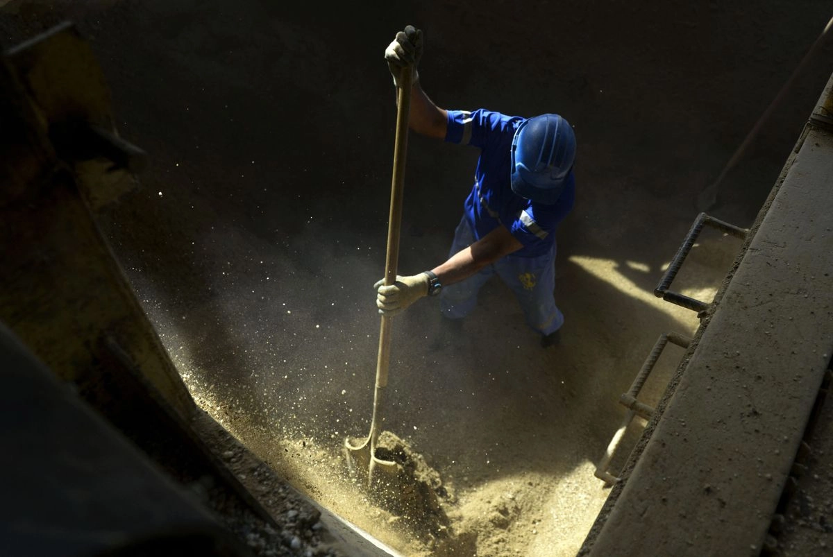 Derrumbe en mina de oro de Colombia deja a 25 trabajadores atrapados