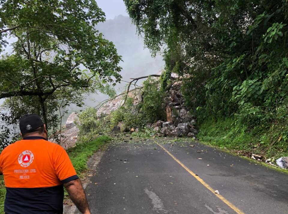 Derrumbe de tierra incomunica a Pisaflores y comunidades de Chapulhuacán