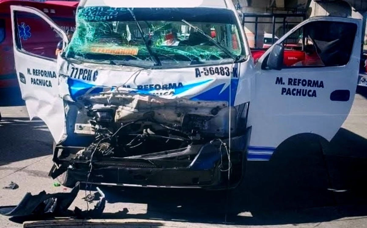 Dos muertos y 5 heridos graves por choque entre combi y tráiler en Pachuca