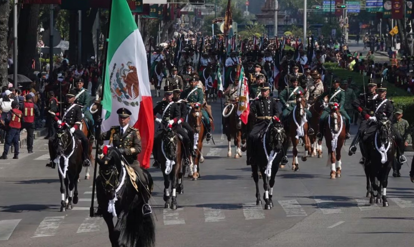 Abarrotan calles del Centro Histórico para ver desfile del 16 de septiembre
