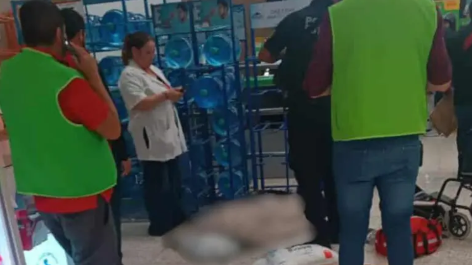 Hombre muere en pleno Aurrerá de Plaza Bella: autoridades investigan causas