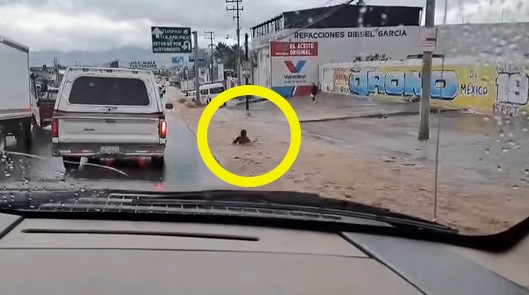 Tulancingo: corriente arrastra a hombre en la bajada de San José por lluvias | VIDEO