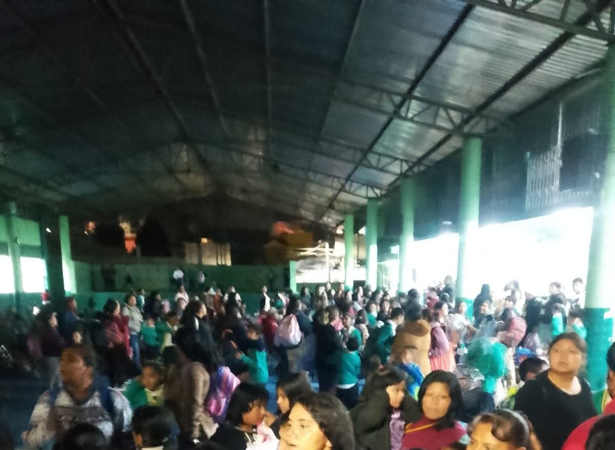 Señalan a directora en Hidalgo por ENCERRAR a padres y alumnos