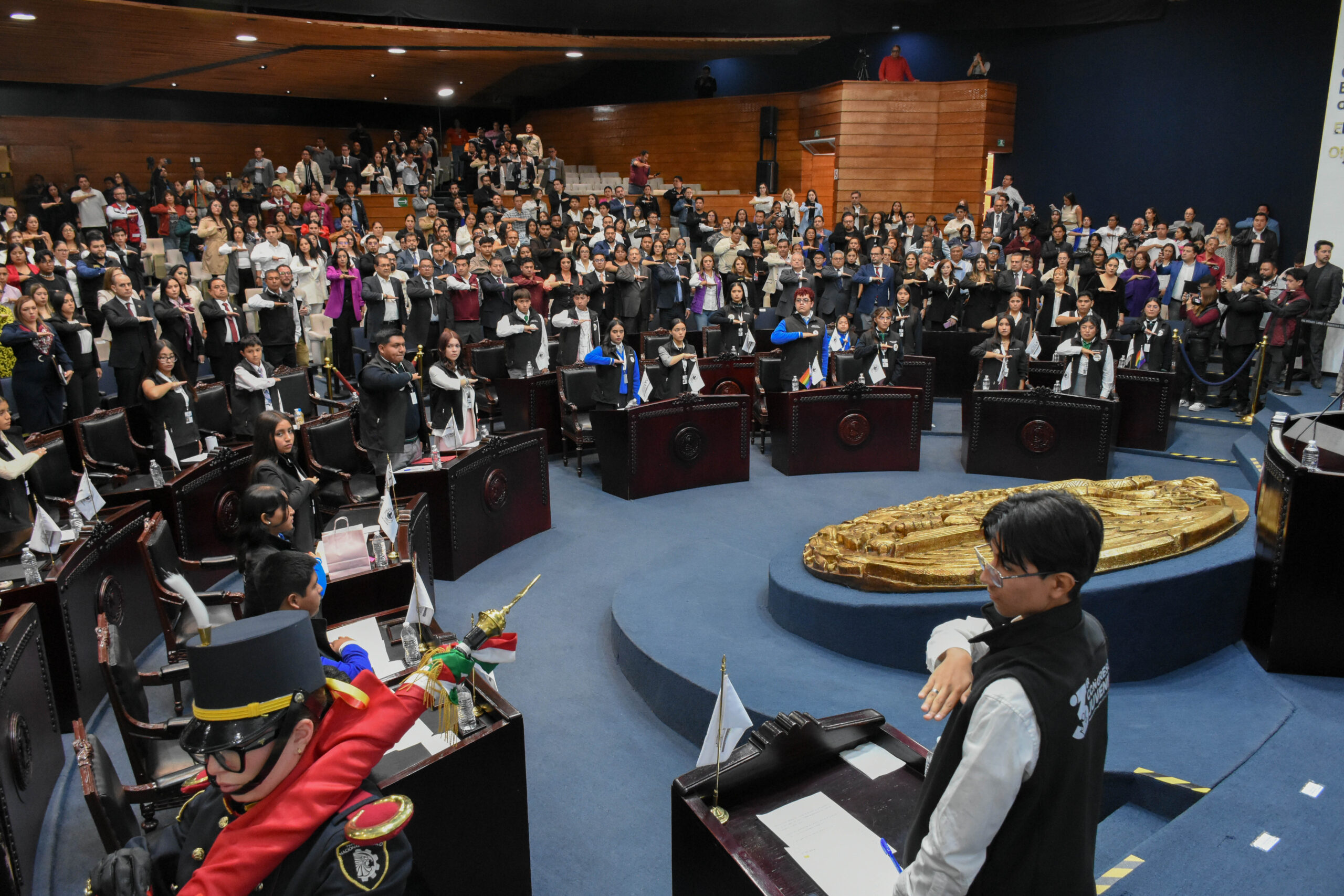 Legisladores juveniles de Hidalgo proponen usar materiales reciclados para tapar baches