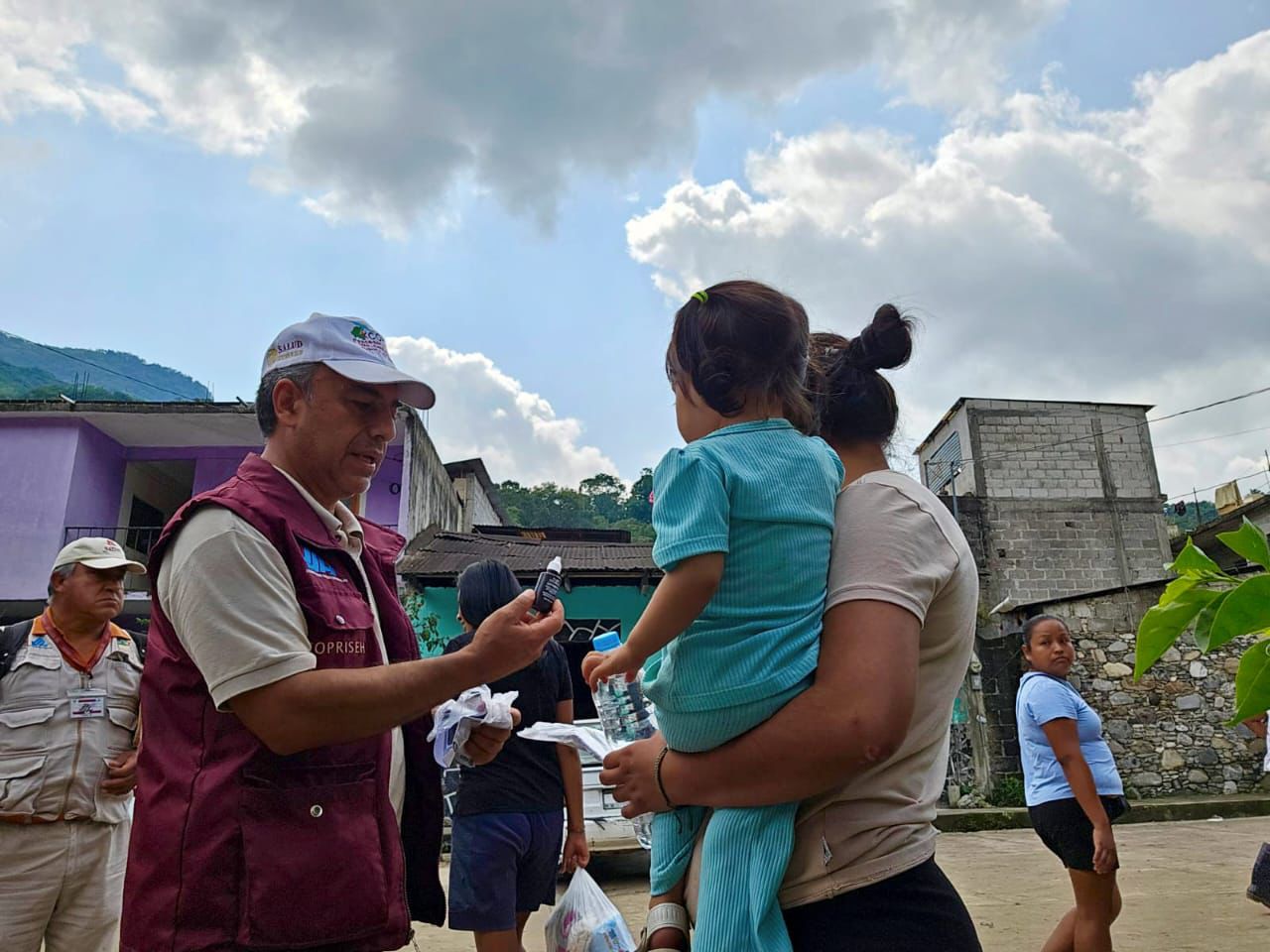 Salud Hidalgo entrega plata coloidal para garantizar agua segura tras las lluvias