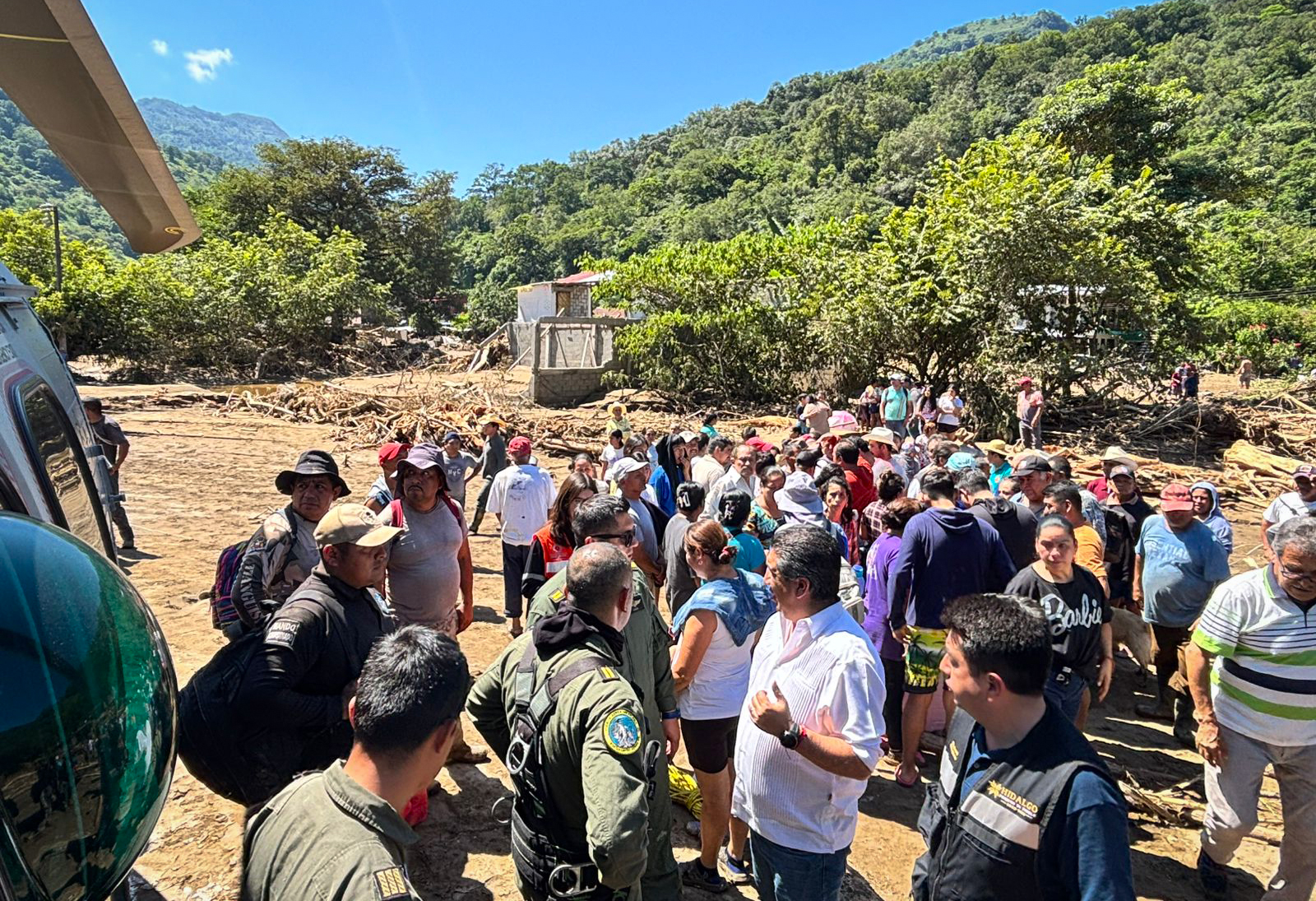 Destina gobierno 500 mdp para atención de damnificados; siete helicópteros brindan apoyo