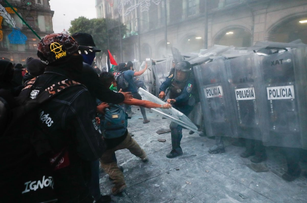 Encapuchados generan violencia durante marcha del 2 de octubre