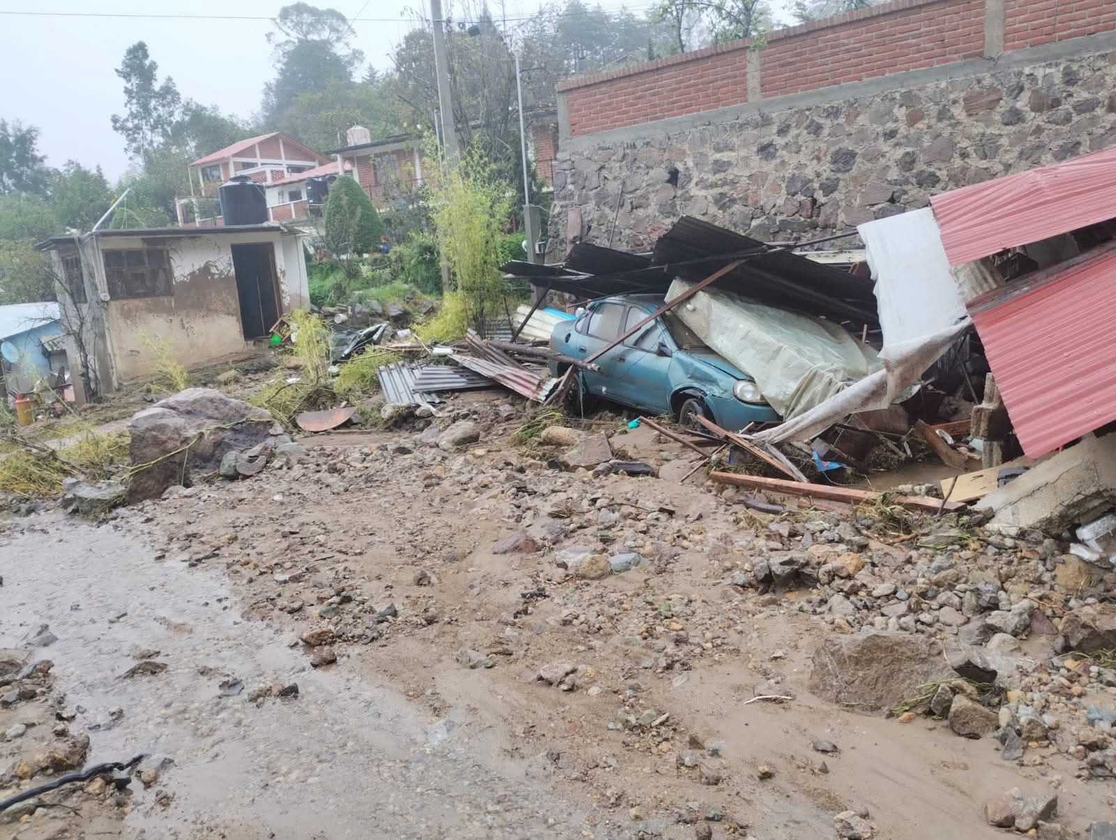 Colapsa presa en Mineral del Chico y causa daños en casas y vehículos