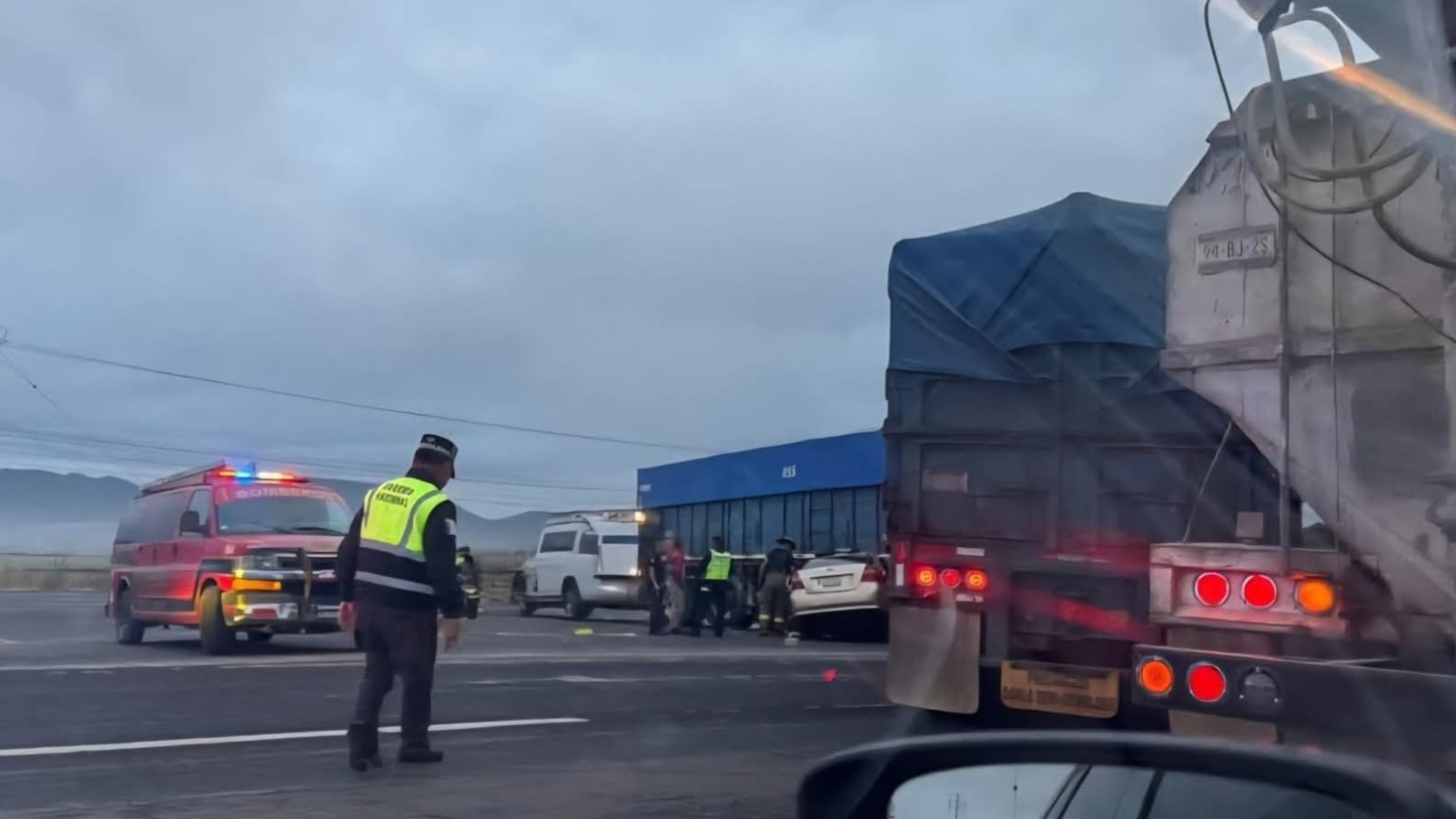 Vehículo queda debajo de un tráiler en Tolcayuca