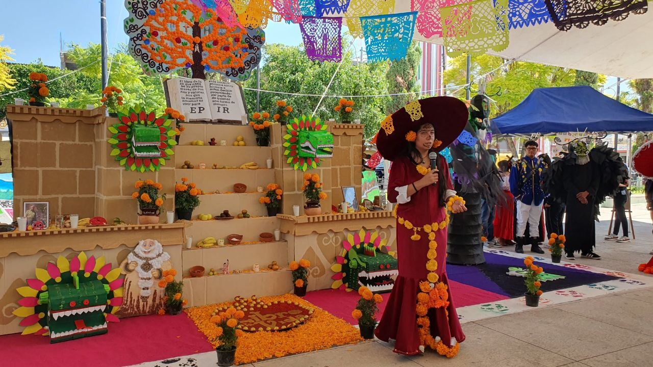 Mixquiahuala: Celebran El Día de Muertos con altares monumentales inspirados en películas