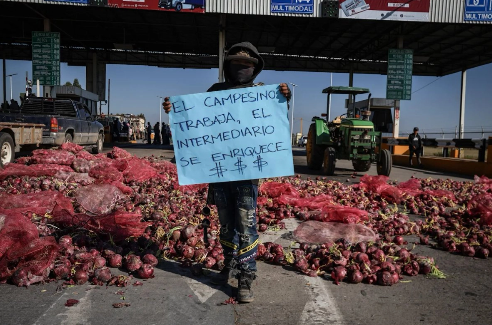 Bloquean agricultores carreteras en 11 estados
