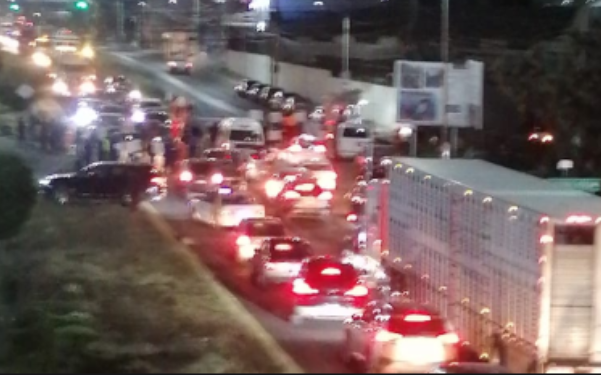 Familiares de ‘Fius’ bloquean bulevar en Pachuca para exigir justicia por homicidio afuera de bar