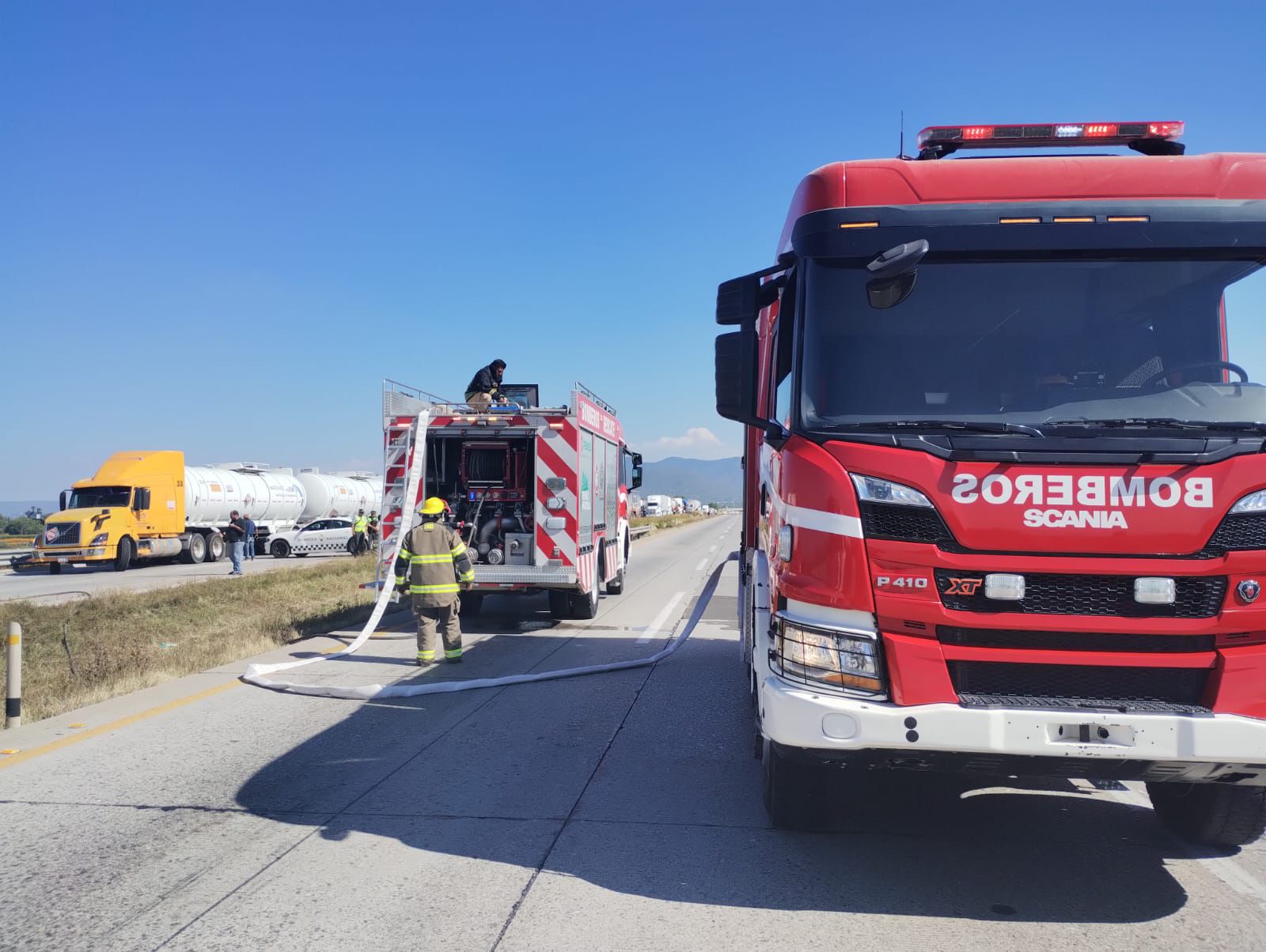 Bomberos de Atitalaquia y Tula atienden emergencia de pipa cargada con gas durante bloqueo en el Arco Norte
