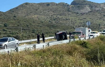 Vuelca auto en el corredor de la montaña