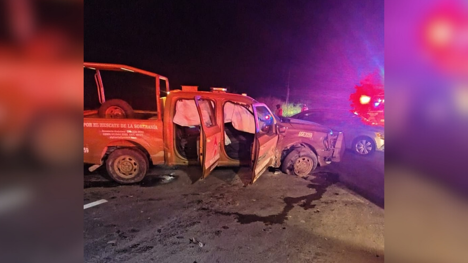 Chocan camioneta de Pemex y auto particular en en Atotonilco de Tula