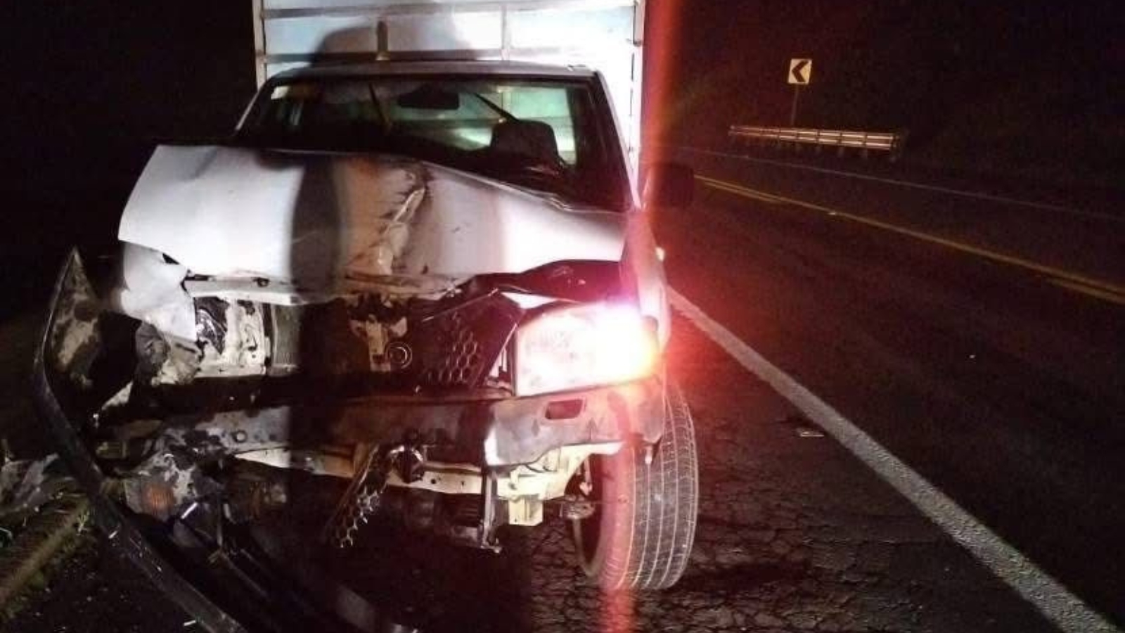 Choque frontal entre dos camionetas en la México-Tuxpan