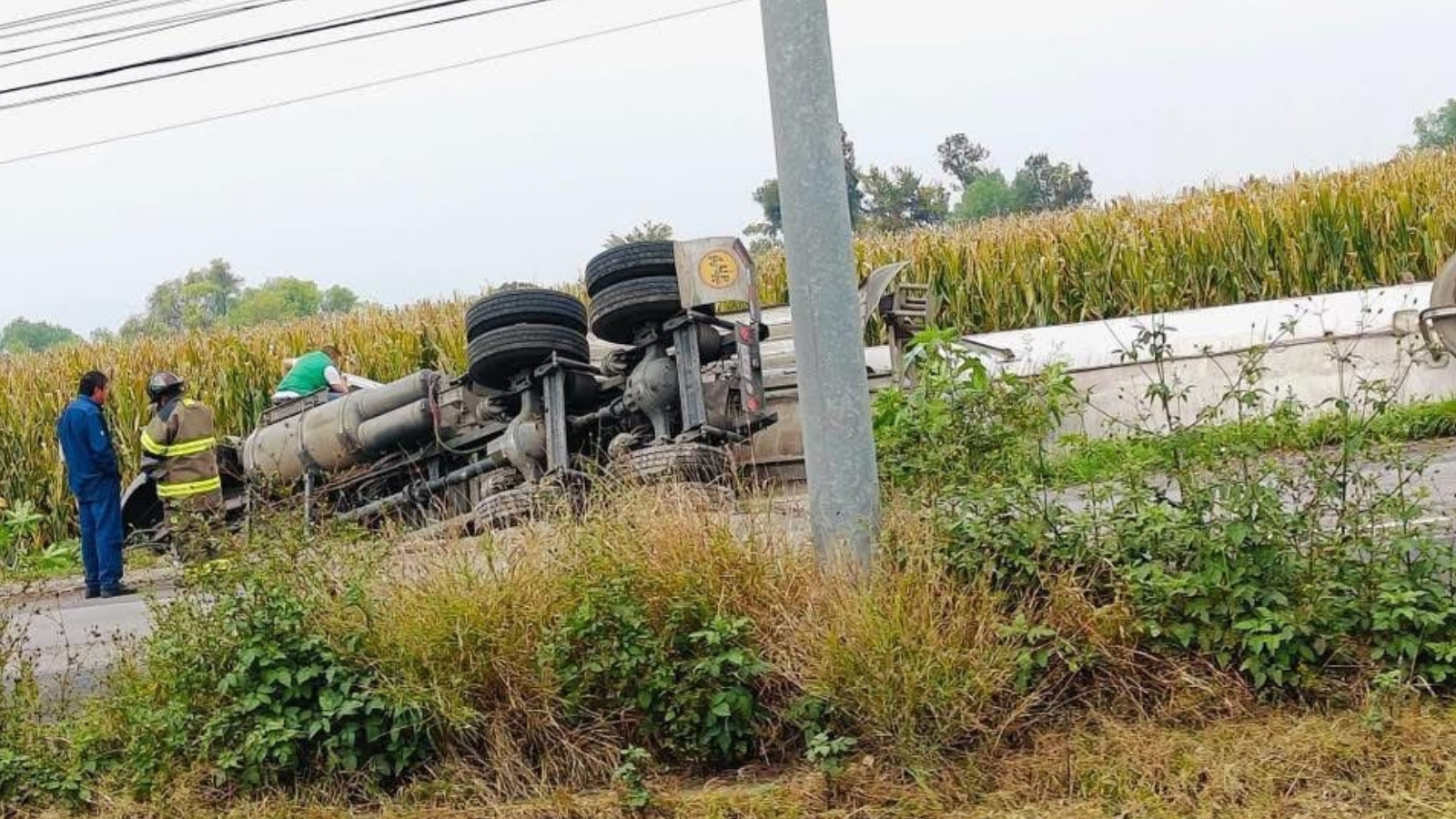 Cierre parcialmente la vialidad por volcadura de pipa en la Refinería–Tula