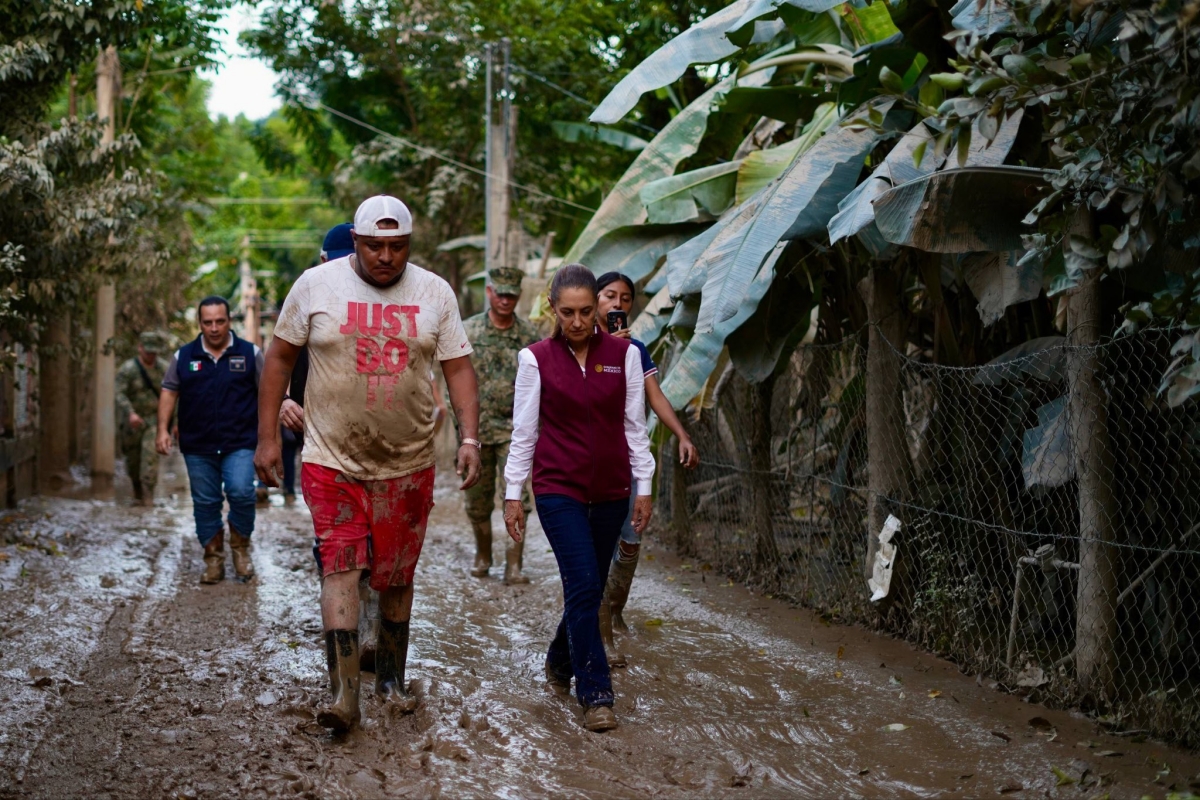 Claudia Sheinbaum promete apoyo total y agradece a brigadistas que atienden la emergencia en Hidalgo.