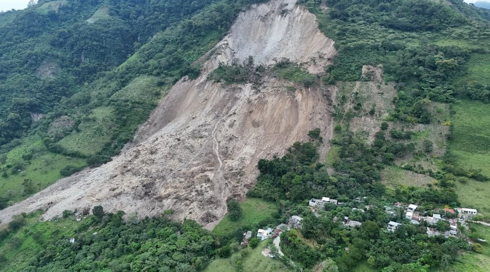 Lluvias en Hidalgo: Detectan deslizamientos de tierra en tres comunidades de Huehuetla