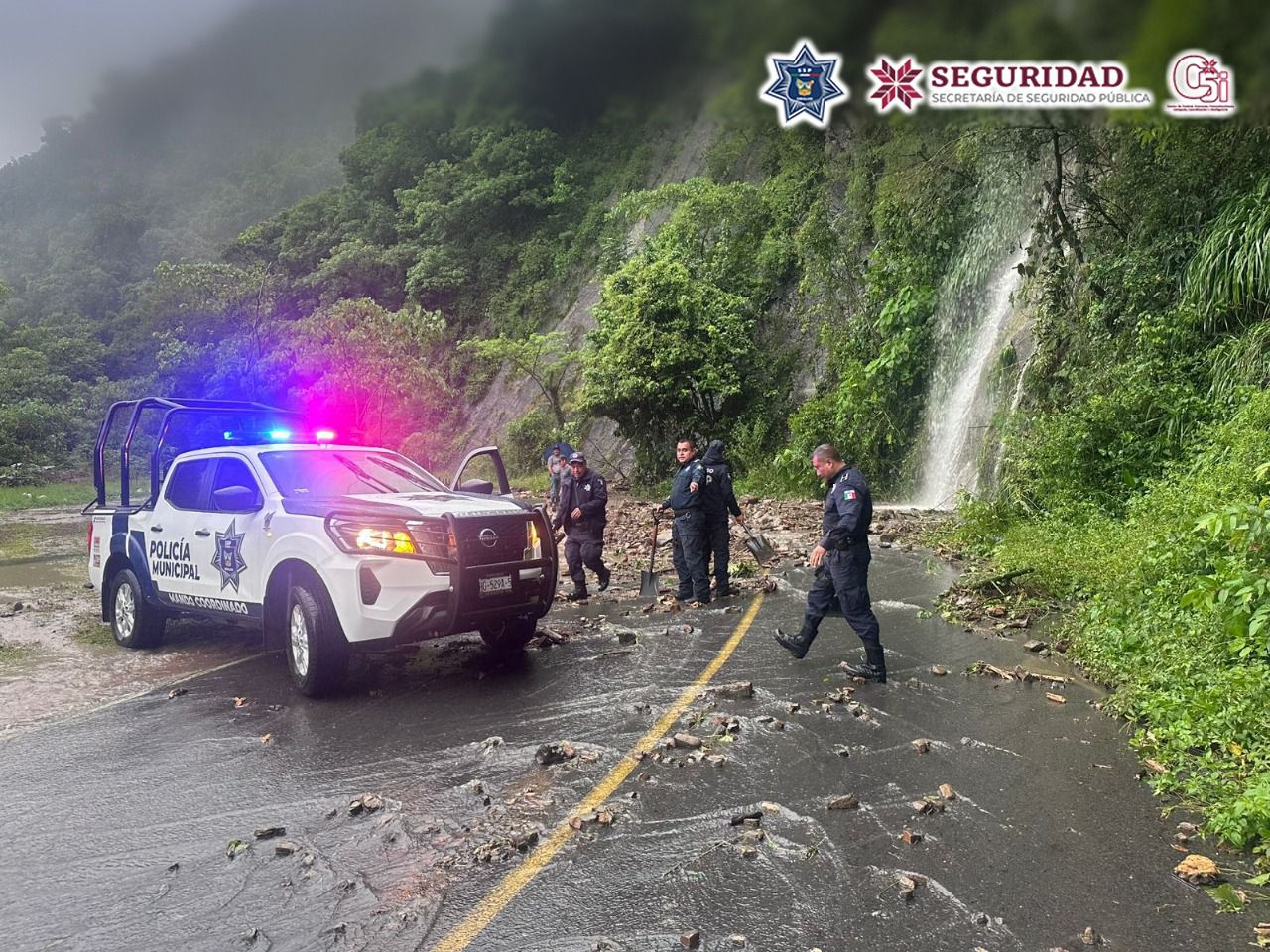 Derrumbe en carretera de Tlanchinol moviliza a Policía Estatal y autoridades locales
